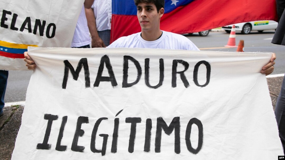 Un venezolano residente en Brasil muestra su rechazo a Maduro.