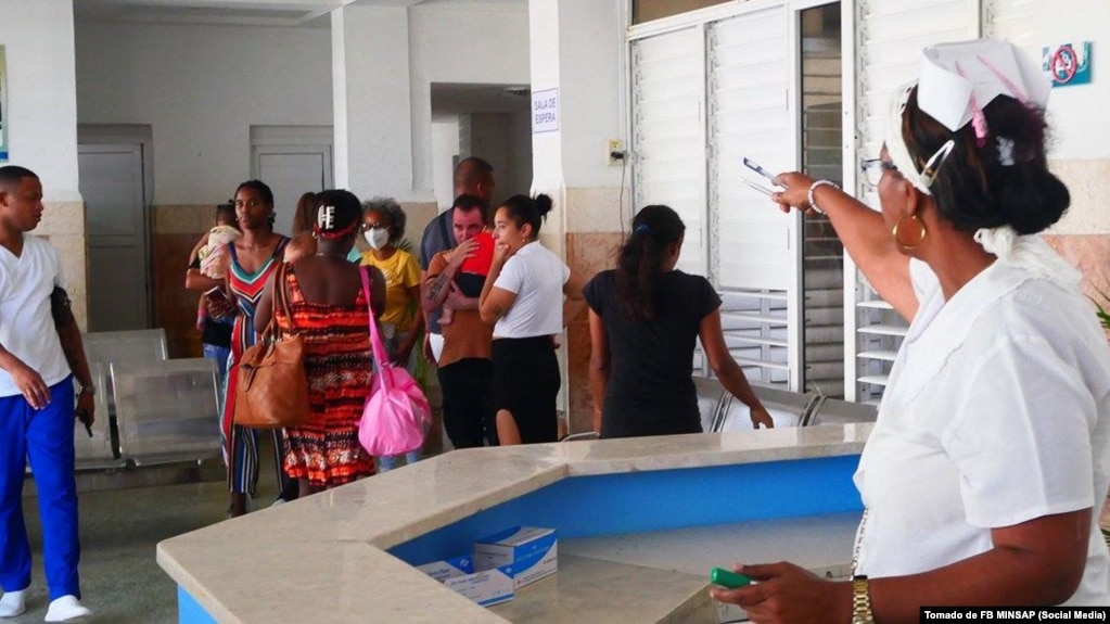 Pacientes de un hospital en Matanzas, impactado por el brote del dengue y el chikungunya.
