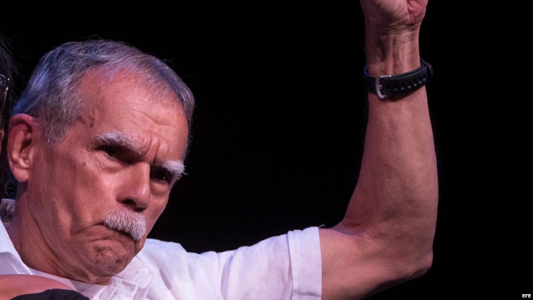 El terrorista puertorriqueño Oscar López Rivera (d) es homenajeado el jueves en el Hostos Community College de Nueva York.