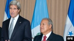 El secretario de Estado de EE.UU., John Kerry habla junto al presidente de El Salvador, Salvador Sánchez Cerén, en foto de archivo