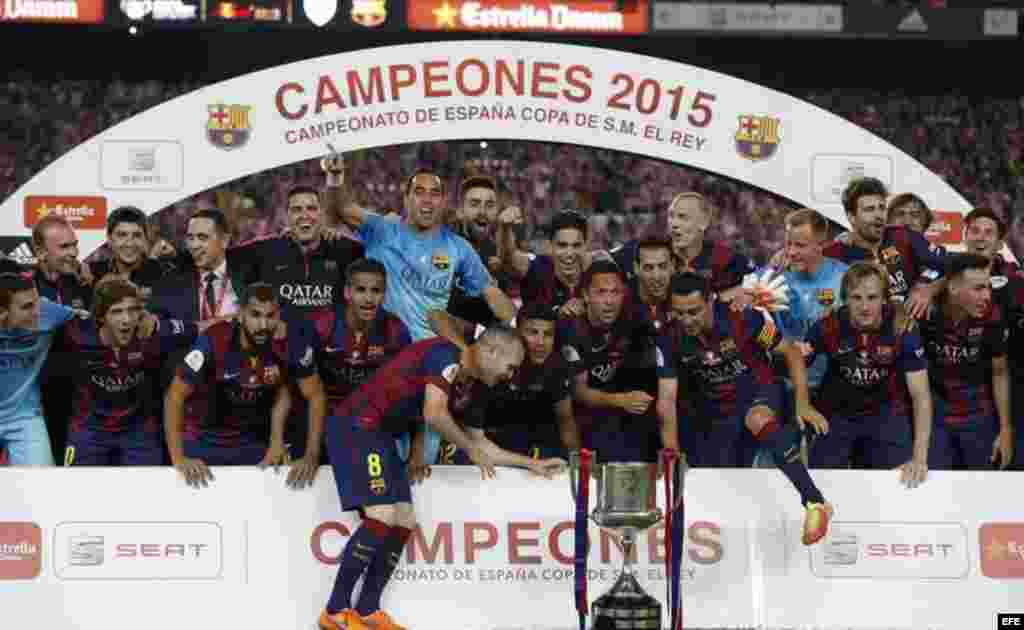 Los jugadores del FC Barcelona, tras vencer al Athletic de Bilbao en la final de la Copa del Rey de fútbol disputada en la noche del sábado, 30 de junio de 2015 en el Camp Nou, en Barcelona.