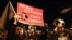 Una manifestante sostiene un cartel durante una protesta contra el Gobierno de Ecuador por dos proyectos legales sobre las herencias y la plusvalía inmobiliaria hoy, lunes 15 junio de 2015, en Quito (Ecuador). El presidente ecuatoriano Rafael Correa anunc