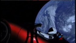 Compañía aeroespacial privada lanza auto Tesla en un cohete hacia Marte
