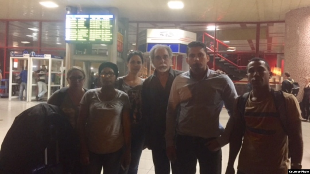 Solidaridad con Eliécer Ávila en aeropuerto habanero