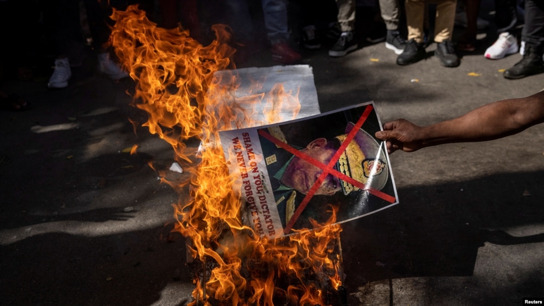 Un manifestante quema la foto del jefe de las Fuerzas Armadas de Birmania, General Min Aung Hlaing. (REUTERS/Danish Siddiqui)