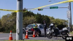 Miembros de la policía cierran un vecindario para investigar hoy, lunes 19 de marzo de 2018, la relación de la explosión de este domingo en el área suroeste de Austin, Texas, (EE.UU).