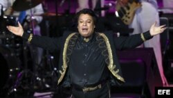 El cantante mexicano Juan Gabriel se presenta en el Auditorio Telmex en la ciudad mexicana de Guadalajara (Archivo)