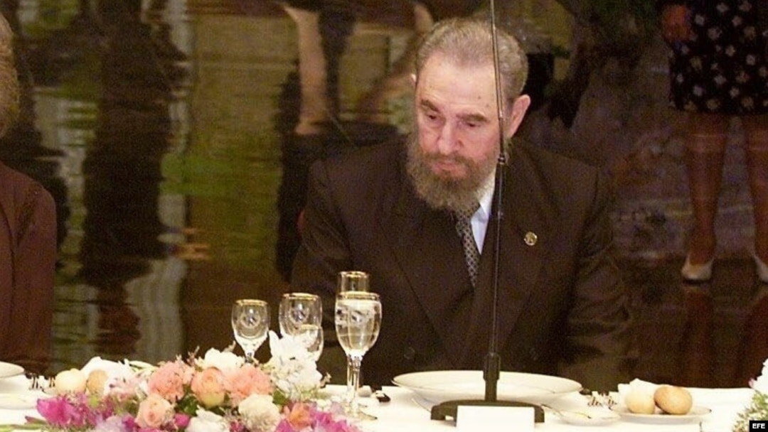 Fidel Castro antes de cenar. 