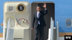 El presidente de Estados Unidos, Barack Obama, saluda a su llegada a San Petersburgo (Rusia) hoy, jueves 5 de septiembre de 2013