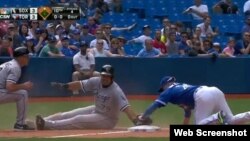 Abreu es declarado quieto en tercera base.