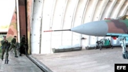 Soldados corren hacia un avión Mig de fabricación rusa en la Base Aérea de San Antonio de los Baños, al sur de La Habana. Archivo.