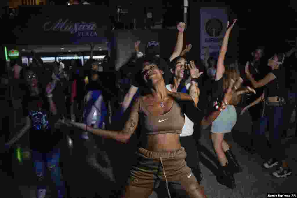 Karla Piña Costa baila con otros jóvenes al ritmo de K-pop, música popular coreana, en una casa cultural en La Habana, Cuba, el sábado 7 de septiembre de 2024. (Foto AP/Ramón Espinosa)