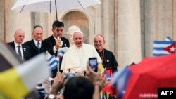 El Papa Francisco y el Cardenal Jaime Ortega en el Centro Félix Varela en La Habana, el 20 de septiembre de 2015. AFP PHOTO/JORGE BELTRAN 