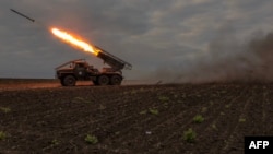 Militares ucranianos de la 92.ª Brigada de Asalto disparan un lanzacohetes múltiple BM-21 'Grad' hacia posiciones rusas, en la región de Kharkiv, el 15 de mayo de 2024, en medio de la invasión rusa de Ucrania.