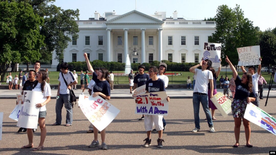 En esta foto de archivo, un grupo de jóvenes protesta frente a la Casa Blanca por Reforma Migratoria.