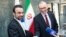 Vicedirector de la OIEA, Tero Varjoranta (d) y en enviado iranía Reza Najafi (i).