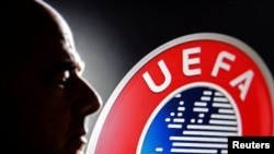 La ilustración muestra la silueta de Gianni Infantino, presidente de la FIFA, y el logotipo de la UEFA.