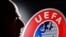 La ilustración muestra la silueta de Gianni Infantino, presidente de la FIFA, y el logotipo de la UEFA.