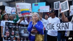 Familiares de presos políticos durante protesta por la liberación de sus seres queridos en Caracas. (AP)