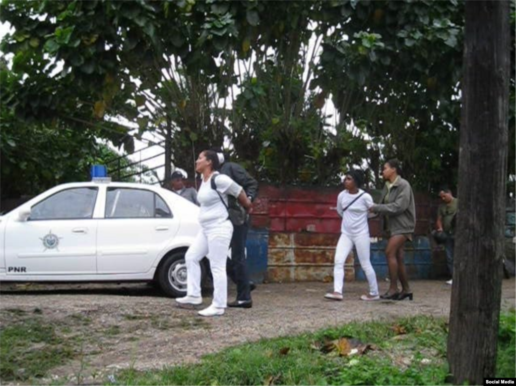 Damas de Blanco en La Habana arrestadas por la Policía Nacional Revolucionaria.