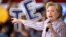 Hillary Clinton hace campaña en Coral Springs, Florida.