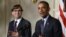 El presidente estadounidense, Barack Obama (d), presenta a Jason Furman (i), la persona que ha nominado para encabezar el Consejo de Asesores Económicos de la Casa Blanca, en la Casa Blanca.