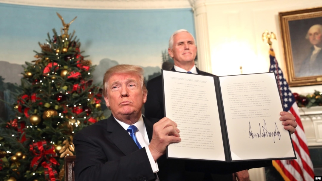 Trump y pence muestran la proclamación que reconoce formalmente a Jerusalén como la capital de Israel.