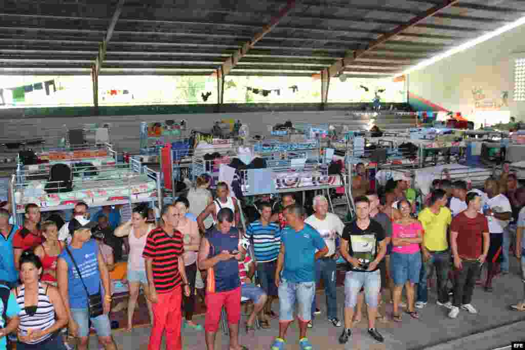 Los cubanos indocumentados varados en la frontera de Panamá con Costa Rica reciben hoy, 6 de enero de 2016, revisión médica y vacunación, luego que uno de los isleños falleciera ayer debido a la gripe AH1N1, en Progreso (Panamá).