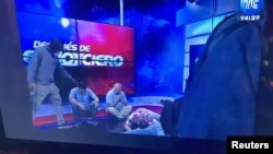 Asaltantes toman el control de un estudio de televisión de la estación de televisión TC de Ecuador durante una transmisión en vivo, en Guayaquil, Ecuador, el 9 de enero. 2024. Reuters Tv/vía REUTERS