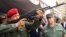 Foto Archivo. Hugo Chávez (i), manipula un fusil de asalto Kalashnikov AK-103 bajo la atenta mirada del ministro de Defensa, Orlando Maniglia (d) el 14 de junio de 2006, en el fuerte Tiuna, en Caracas, Venezuela.
