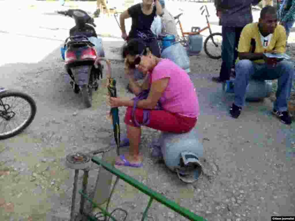 venta de gas vigilancia policial Reporta Cuba Foto Juan C. Acosta Ruiz