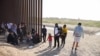 Migrantes de Haití en la frontera sur de Estados Unidos, cerca de Yuma, el 30 de abril de 2022. (REUTERS/Katie McTiernan).