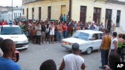 El aparatoso arresto del periodista y escritor Raúl Rivero el 20 de marzo de 2003 en su vecindario en Centro Habana, en la ola represiva contra la prensa conocida como la Primavera Negra.
