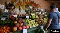 Centenares de negocios privados en cuba han sido forzados a vender la mercancía / Foto: REUTERS/Stringer