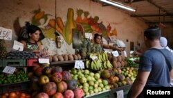 La gente compra verduras en un mercado en el centro de La Habana, Cuba, 3 de julio de 2024. REUTERS/Stringer