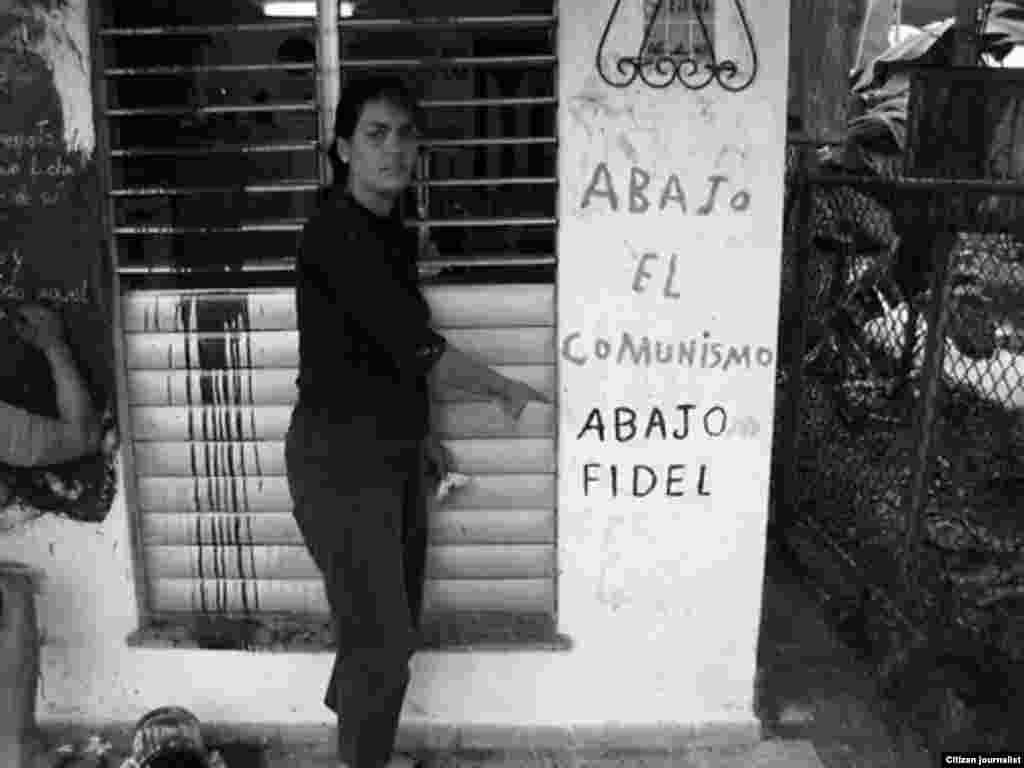 La activista Sarah Martah Fonseca muestra lo que han hecho las &#39;fuerzas del orden&#39; contra su casa.