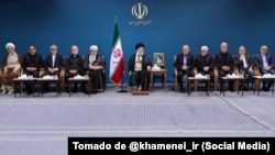 El Ayatolá Alí Khamenei, líder Supremo de Irán, y máxima autoridad política, religiosa y militar del país, reunido con el presidente Masoud Pezeshkian y su gabinete en la Hussainiyah Imam Khomeini el 27 de agosto de 2024.
