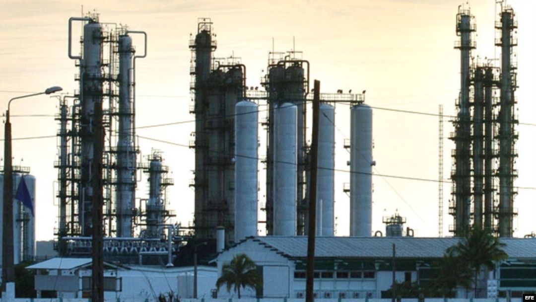 Refinería de petróleo "Camilo Cienfuegos" en la ciudad de Cienfuegos
