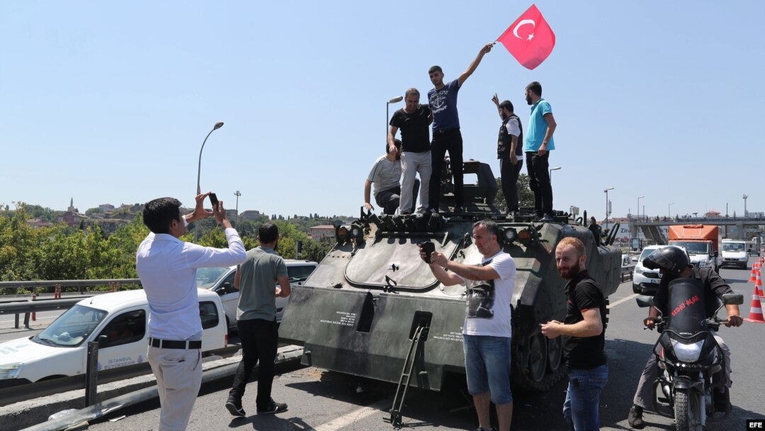 Ciudadanos turcos posan sobre un tanque en Estambul luego que fuera sofocado un intento de golpe de Estado.