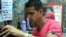 Un barbero explica qué necesitan los jóvenes cubanos para cumplir sus sueños