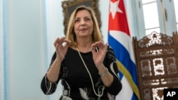 La viceministra de Relaciones Exteriores de Cuba, Josefina Vidal, pide una mascarilla tras una entrevista en La Habana, Cuba, el martes 19 de abril de 2022. (Foto AP/Ramon Espinosa)