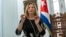 La viceministra de Relaciones Exteriores de Cuba, Josefina Vidal, pide una mascarilla tras una entrevista en La Habana, Cuba, el martes 19 de abril de 2022. (Foto AP/Ramon Espinosa)