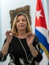 La viceministra de Relaciones Exteriores de Cuba, Josefina Vidal, pide una mascarilla tras una entrevista en La Habana, Cuba, el martes 19 de abril de 2022. (Foto AP/Ramon Espinosa)