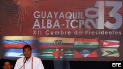 El presidente de Ecuador, Rafael Correa (2-i), da un discurso hoy, martes 30 de julio de 2013, durante la inauguración de la XII cumbre de la Alianza Bolivariana para los pueblos de nuestra América (ALBA).