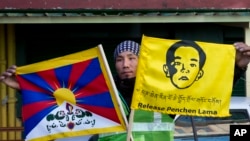 Un miembro del Congreso de Jóvenes Tibetanos dando a conocer el caso del Panchen Lama, en Dharmasala, India, el 23 de abril de 2019. (Ap Photo/Ashwini Bhatia).