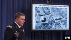  El director de operaciones del Estado Mayor Conjunto de Estados Unidos, teniente general William C. Mayville Jr., informa en una rueda de prensa sobre los ataques aéreos contra objetivos terroristas del Estado Islámico (EI) y Al Qaeda en Siria, en la sala de prensa del Pentágono en Arlington, Virginia (EE. UU.), hoy, martes 23 de septiembre de 2014. 