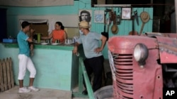 Un establecimiento vende jugos en La Habana, Cuba, el lunes 11 de marzo de 2024. Las mipymes dedicadas al servicio de la gastronomía, están disminuyendo la cantidad de operaciones, alertó un experto a Martí Noticias. (Foto AP/Ariel Ley)