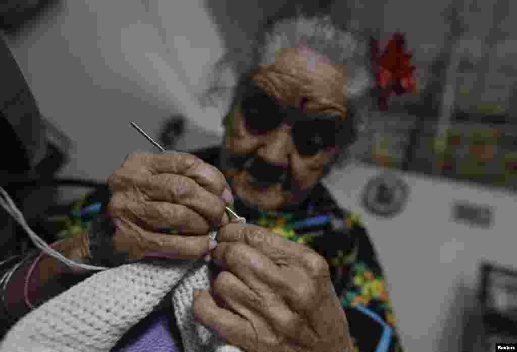 Emilia Rodríguez tiene 78 años y ha limpiado edificios públicos por más de tres décadas.