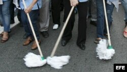 Fotografía de archivo de trabajadores de limpieza. EFE/TONI GARRIGA
