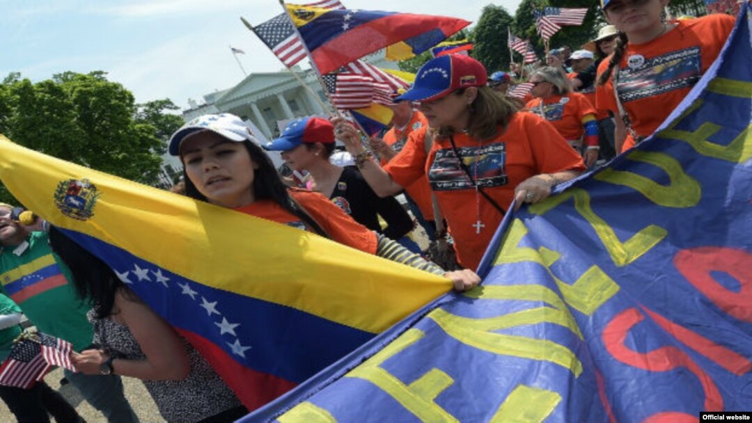 Venezolanos exiliados durante una manifestación en contra de Maduro.